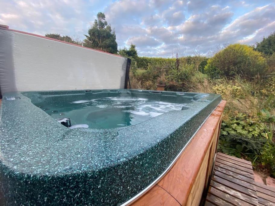 Jaw-Dropping Beach House In Anglesey ينليش المظهر الخارجي الصورة