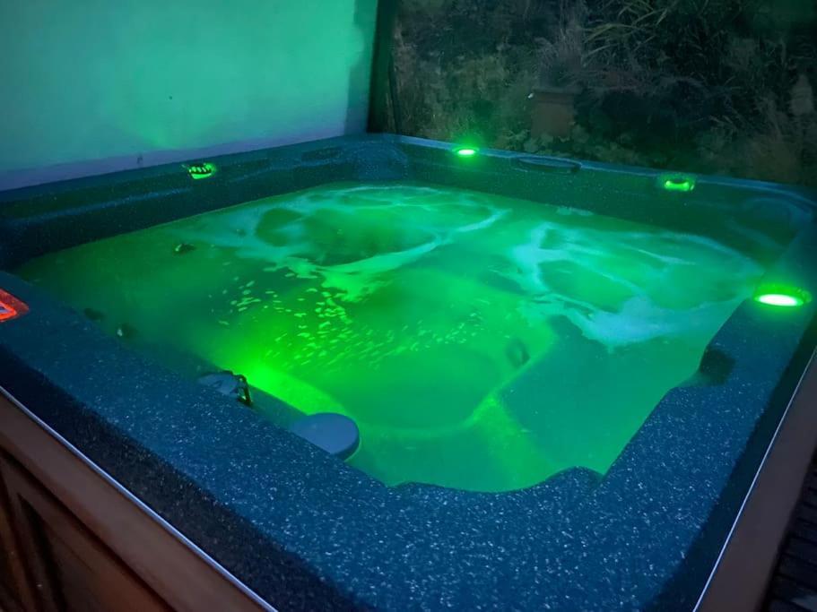 Jaw-Dropping Beach House In Anglesey ينليش المظهر الخارجي الصورة